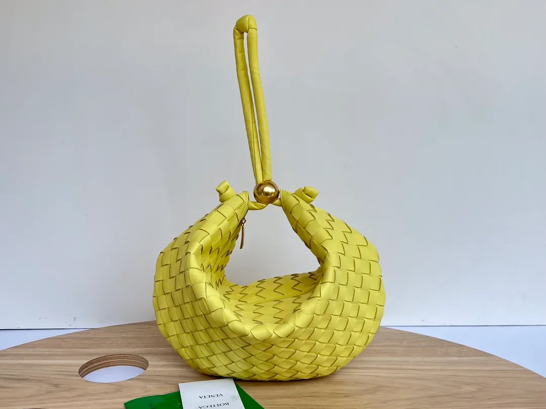 Batch 1260 BV has released a new product, TURN 6699-3 #Recommended New Hot Style It is still the classic woven logo that we can recognize at a glance. It is really a unique shape that is both familiar and unfamiliar! Made of sheepskin weaving, with beautiful gold beads on the shoulder straps for free adjustment. You can switch between shoulder and handbags during use. It has a concave and convex shape anytime and anywhere. It is a practical king with a unique personality. It also has the right color combination that can be sweet or salty. It is full of style. It is a beautiful summer catwalk style. Pull it out quickly. Size: 40*3*24.